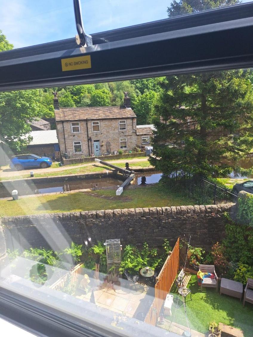 Todmorden Bed & Breakfast - The Toothless Mog Walsden Extérieur photo