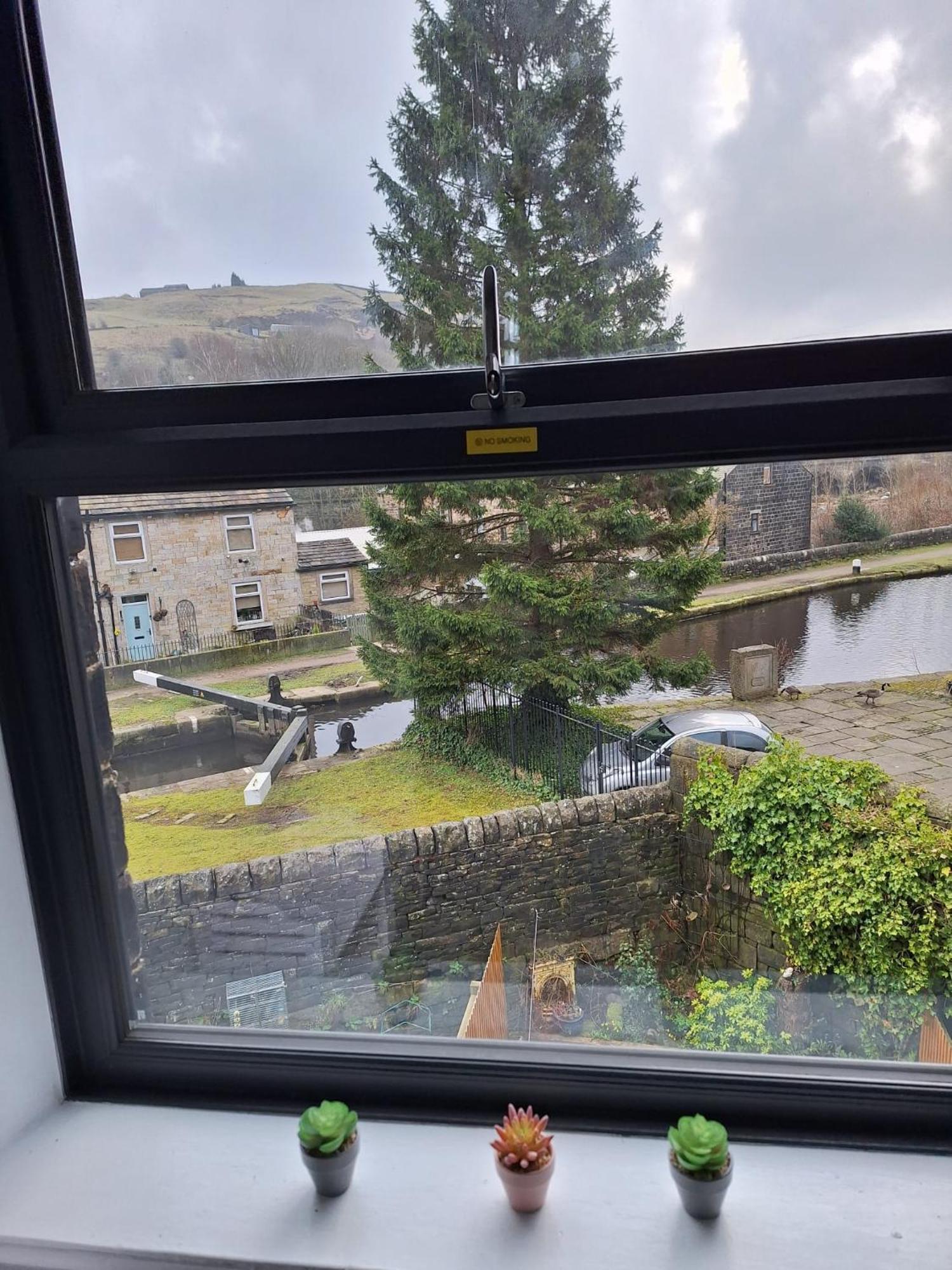 Todmorden Bed & Breakfast - The Toothless Mog Walsden Extérieur photo
